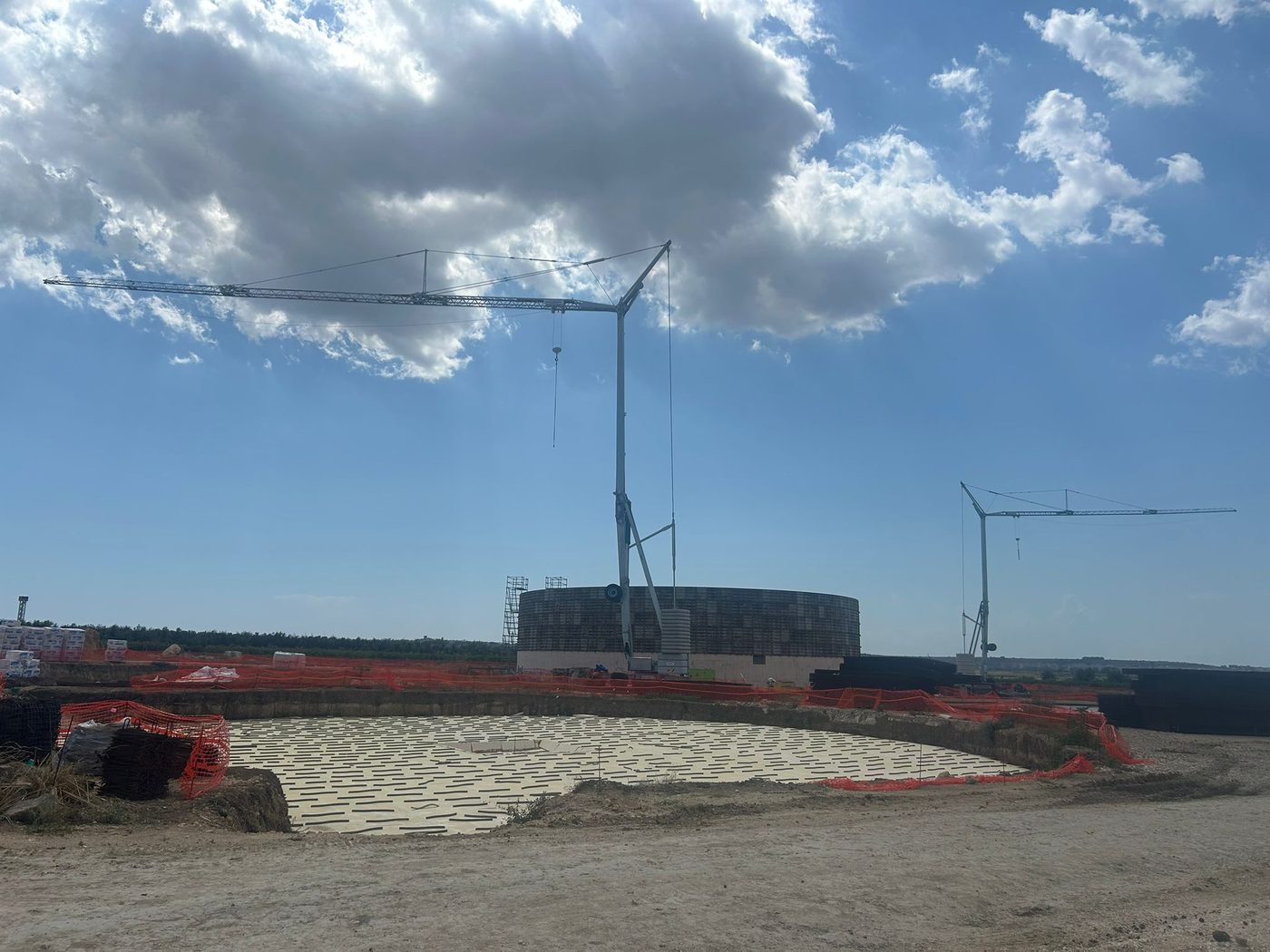 Cantiere di un impianto biometano con gru e digestore in costruzione