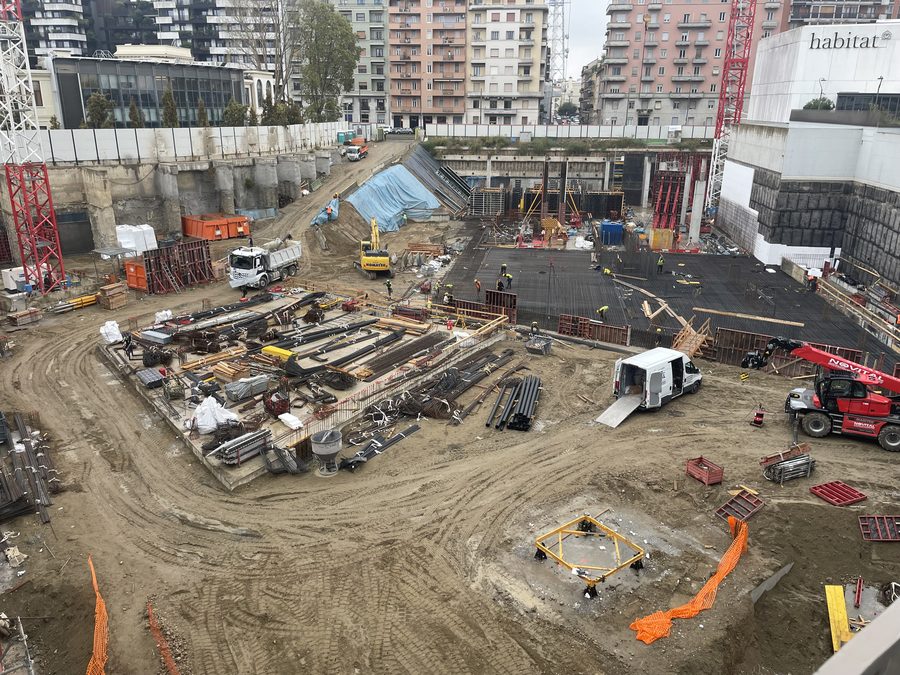 Scavo di un cantiere urbano visto dall'alto
